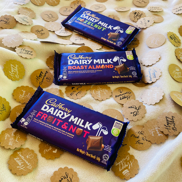 choco_insight's tweet photo. 🎁🎁🎁 #cadbury + #crafttag 🎁🎁🎁

#handcrafts #crafttags #cadbury #MagicBox #lovegifts #FerreroRocher #giftsfromtheheart #srilanka #hampersrilanka #goodgifts #mysterybox #engraving #handmadewithlove #giftinghappiness #gifthampersrilanka #giftideas #handmade #valentinesgifts https://t.co/p6MV2QDMwF