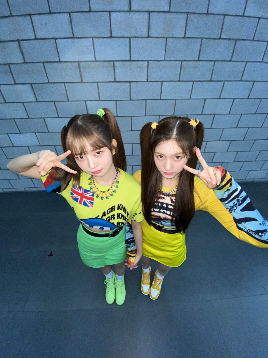navi__8's tweet photo. @1theK @IVEstarship 우당탕즈 셀카 2023년 버전으로 이 포즈 보여줘 현서야 레이야 ❤️❤️

#아이브에게_말하면_이루어진다 https://t.co/8ucUj3ylC5