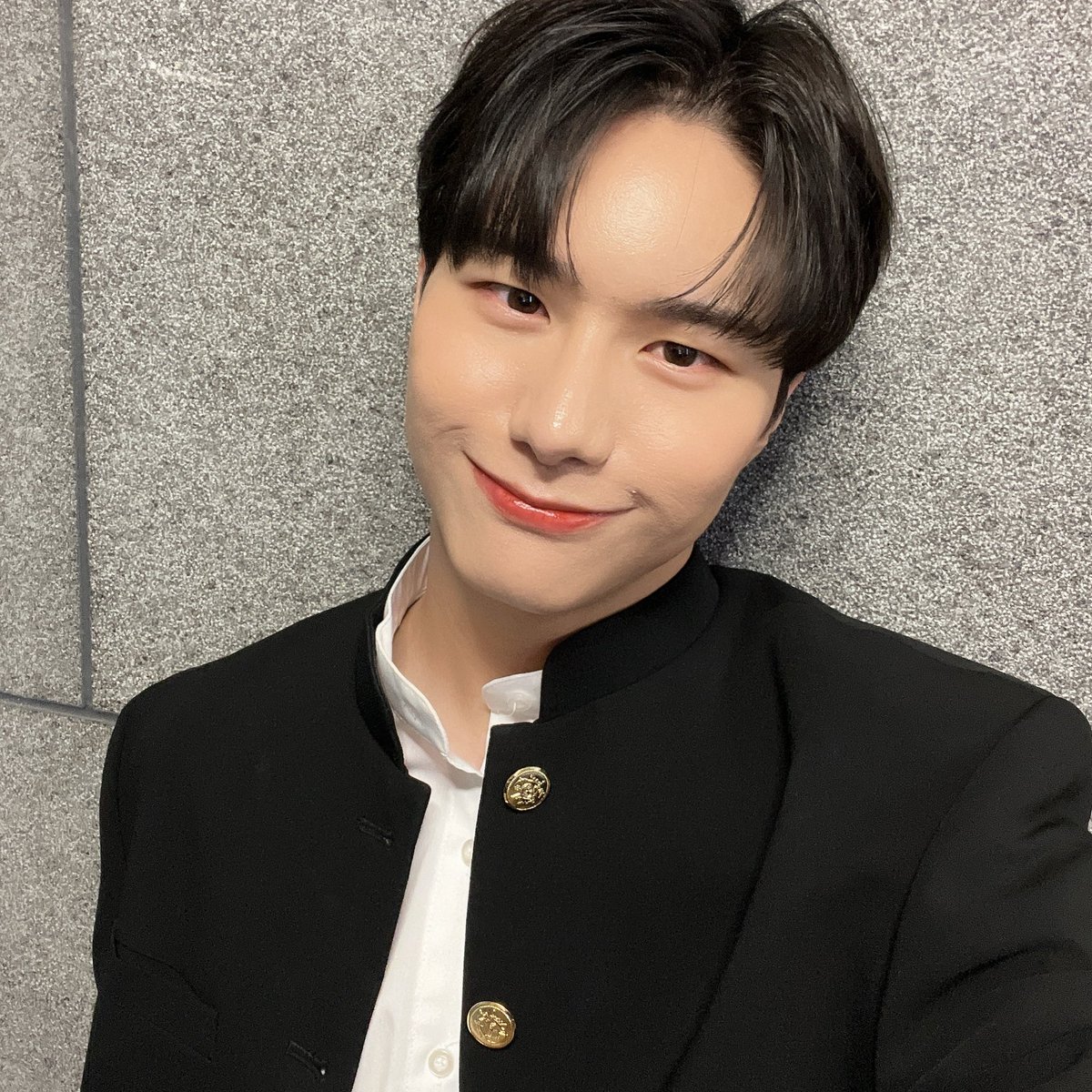 NewWorld_VICTON's tweet photo. [#승식 ]우리 모두 행복한 순간들만 가득하고 함께하길💙💛항상 고마워😆 https://t.co/22vVOmVDYX