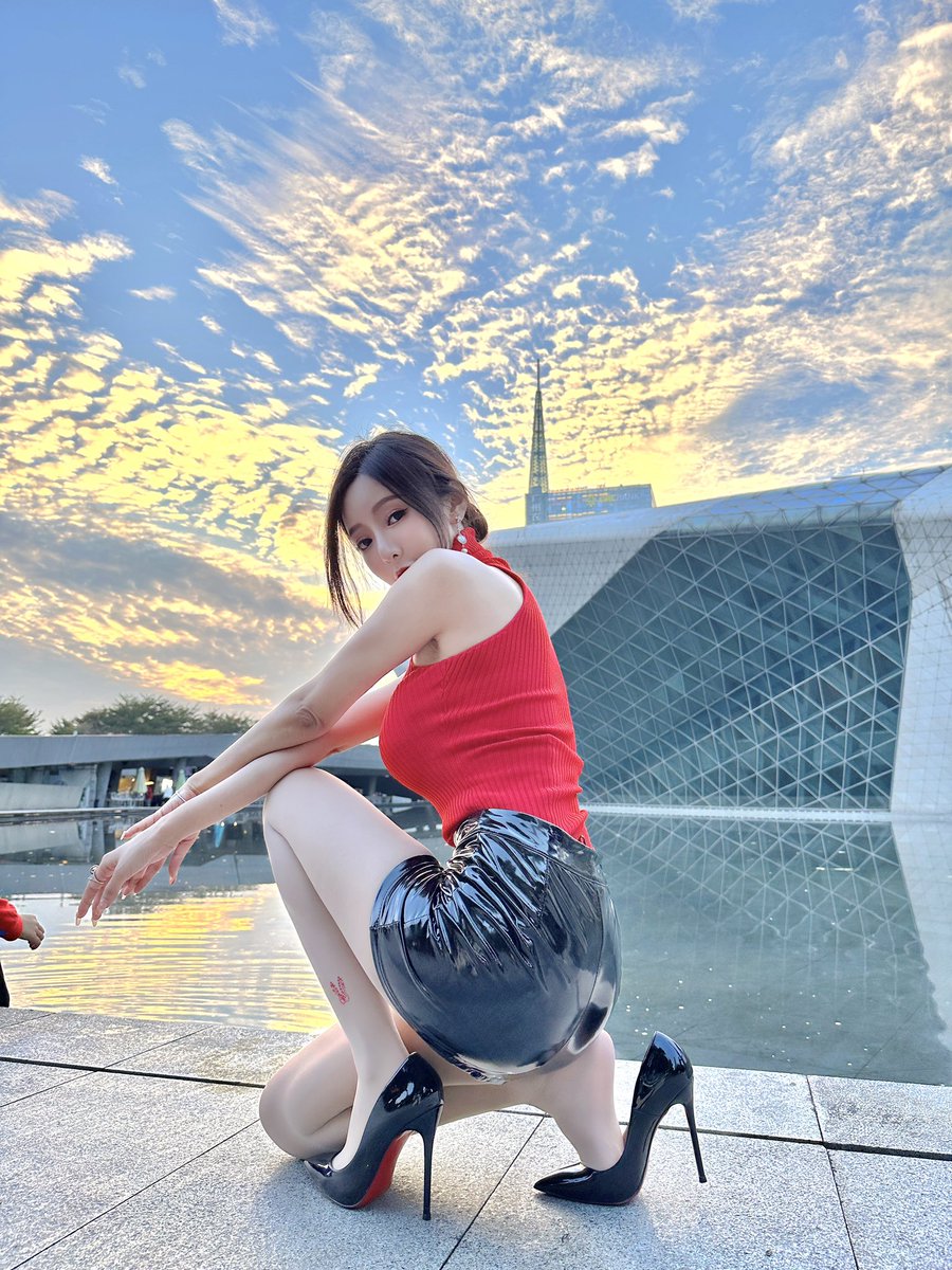 不亏待每一份热情 不讨好任何冷漠
丝丝：涞觅兔年限定🐰@limerencem 
#涞觅润丝 #丝袜美脚 #模特 https://t.co/gVXKtk5sn2