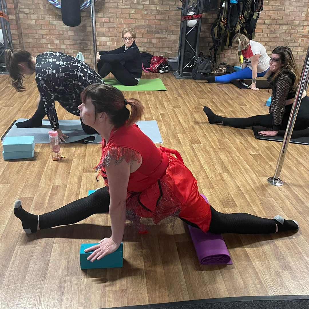 polekineticspt's tweet photo. 🌟Sunday Stretches🌟

A little throw back to a spooky stretch sesh! 😜 we do love a good stretch out after a long week but what we love more is seeing your progress 😇

Have a lovely Sunday all! 

.
.
#stretching #splitfocus #frontsplits #happyclass #kingslynn #norfolk https://t.co/5DBaUk1P0G
