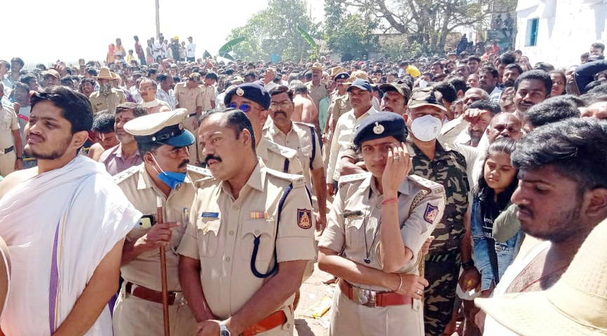 chnpolice's tweet photo. ಇಂದು ಚಾ:ನಗರ ಜಿಲ್ಲೆಯ ತೆರಕಣಾoಬಿ ಪೊಲೀಸ್ ಠಾಣಾ ವ್ಯಾಪ್ತಿಯ ಹುಲುಗನಮುರುಡಿ ಬೆಟ್ಟದಲ್ಲಿನ ಶ್ರೀ ವೆಂಕಟರಮಣಸ್ವಾಮಿ ರಥೋತ್ಸವ ಹಾಗೂ ಜಾತ್ರೆ ನಡೆಯುತ್ತಿರುವ ಸಂಬಂಧ ದೇವಾಸ್ಥಾನಕ್ಕೆ ಭೇಟಿ ನೀಡಿ ಬಂದೋಬಸ್ತ್ ಬಗ್ಗೆ ಪರಿಶೀಲನೆ ಮಾಡಿ ಸ್ಥಳೀಯ ಅಧಿಕಾರಿಗಳಿಗೆ ಸೂಕ್ತ ಸಲಹೆ ಸೂಚನೆಗಳನ್ನು ನೀಡಲಾಯಿತು. #TPShivakumarIPS #SPchamarajanagar https://t.co/i42gdKdgQg