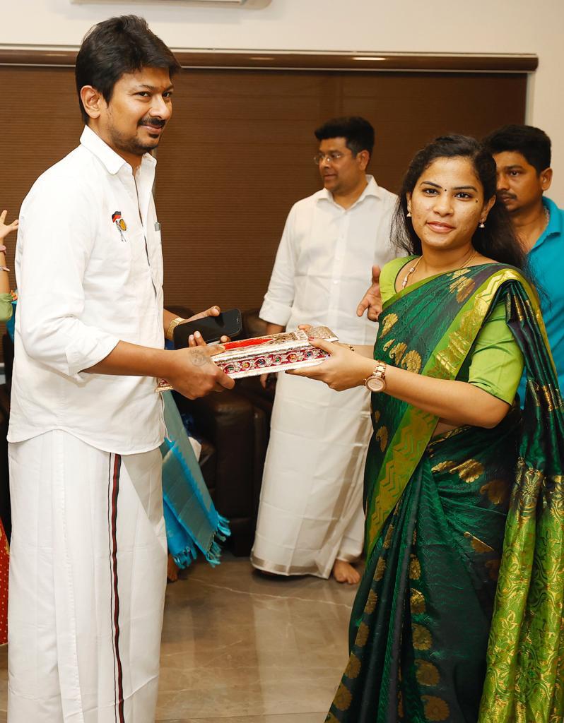PriyarajanDMK's tweet photo. தமிழர் திருநாளினை முன்னிட்டு,
திராவிட இளைய சூரியன்! இளைஞர்களின் எழுச்சி நாயகன் மாண்புமிகு இளைஞர் நலன் மற்றும் விளையாட்டு மேம்பாட்டுத்துறை அமைச்சர் அண்ணன் திரு. உதயநிதி ஸ்டாலின் அவர்களை சந்தித்து வாழ்த்து பெற்றேன். https://t.co/oU08ZAXRSW