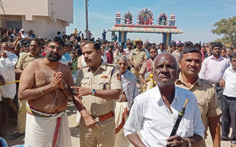 chnpolice's tweet photo. ಇಂದು ಚಾ:ನಗರ ಜಿಲ್ಲೆಯ ತೆರಕಣಾoಬಿ ಪೊಲೀಸ್ ಠಾಣಾ ವ್ಯಾಪ್ತಿಯ ಹುಲುಗನಮುರುಡಿ ಬೆಟ್ಟದಲ್ಲಿನ ಶ್ರೀ ವೆಂಕಟರಮಣಸ್ವಾಮಿ ರಥೋತ್ಸವ ಹಾಗೂ ಜಾತ್ರೆ ನಡೆಯುತ್ತಿರುವ ಸಂಬಂಧ ದೇವಾಸ್ಥಾನಕ್ಕೆ ಭೇಟಿ ನೀಡಿ ಬಂದೋಬಸ್ತ್ ಬಗ್ಗೆ ಪರಿಶೀಲನೆ ಮಾಡಿ ಸ್ಥಳೀಯ ಅಧಿಕಾರಿಗಳಿಗೆ ಸೂಕ್ತ ಸಲಹೆ ಸೂಚನೆಗಳನ್ನು ನೀಡಲಾಯಿತು. #TPShivakumarIPS #SPchamarajanagar https://t.co/i42gdKdgQg