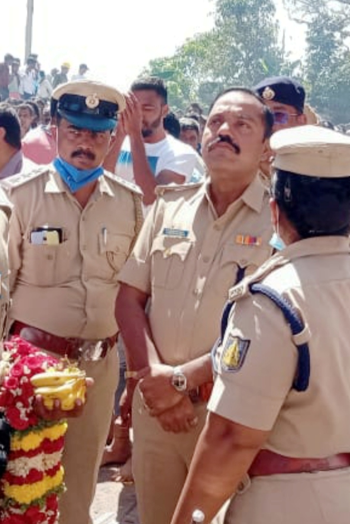 chnpolice's tweet photo. ಇಂದು ಚಾ:ನಗರ ಜಿಲ್ಲೆಯ ತೆರಕಣಾoಬಿ ಪೊಲೀಸ್ ಠಾಣಾ ವ್ಯಾಪ್ತಿಯ ಹುಲುಗನಮುರುಡಿ ಬೆಟ್ಟದಲ್ಲಿನ ಶ್ರೀ ವೆಂಕಟರಮಣಸ್ವಾಮಿ ರಥೋತ್ಸವ ಹಾಗೂ ಜಾತ್ರೆ ನಡೆಯುತ್ತಿರುವ ಸಂಬಂಧ ದೇವಾಸ್ಥಾನಕ್ಕೆ ಭೇಟಿ ನೀಡಿ ಬಂದೋಬಸ್ತ್ ಬಗ್ಗೆ ಪರಿಶೀಲನೆ ಮಾಡಿ ಸ್ಥಳೀಯ ಅಧಿಕಾರಿಗಳಿಗೆ ಸೂಕ್ತ ಸಲಹೆ ಸೂಚನೆಗಳನ್ನು ನೀಡಲಾಯಿತು. #TPShivakumarIPS #SPchamarajanagar https://t.co/i42gdKdgQg