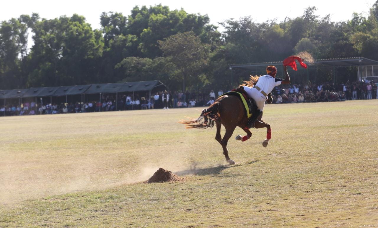 सेना दिवस पर आर्मी एडवेंचर विंग के शानदार फ्लाई पास्ट के साथ शुरू हुई 'शौर्य संध्या', देखें Photo