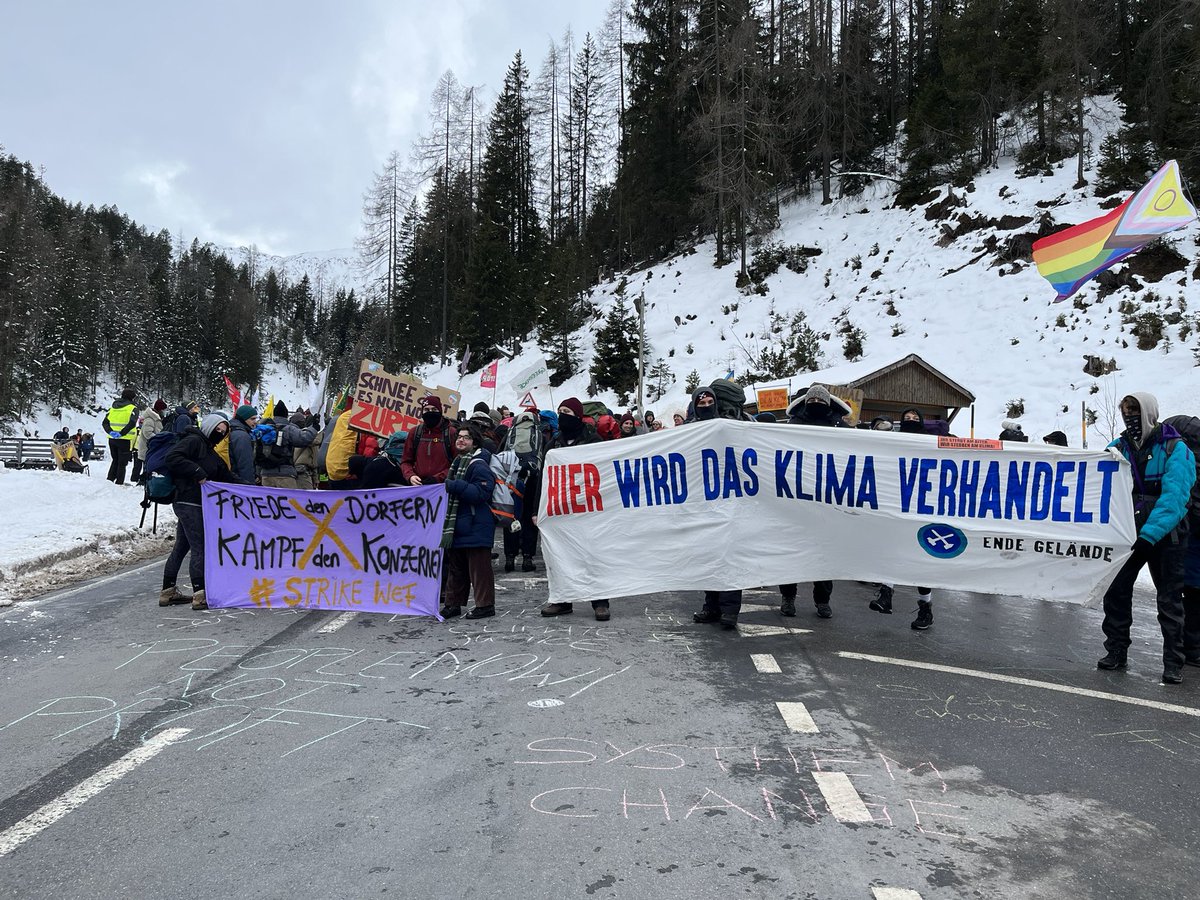 Straße nach #Davos blockiert! Für #Klimagerechtigkeit gegen scheiß Konzerne!

#Luetzerathbleibt