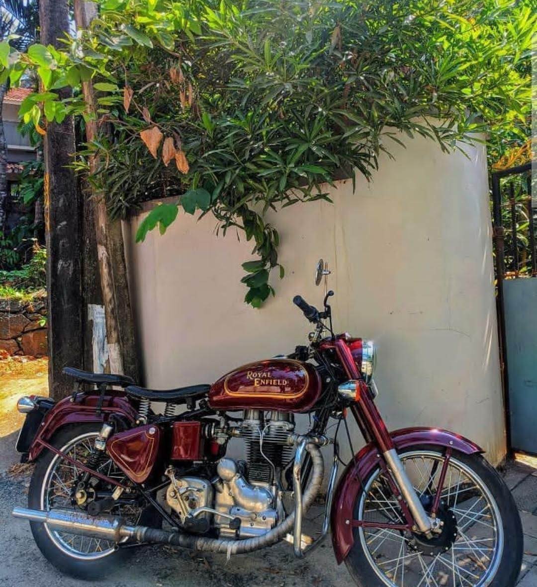 TrishivamS's tweet photo. Starting a cast iron engine without back fire is not everyone's cup of tea 😮💨 since 1972 ✨
#RoyalEnfield #oldbullet #vintag #bullet #Raigarh https://t.co/0cewYxETyd
