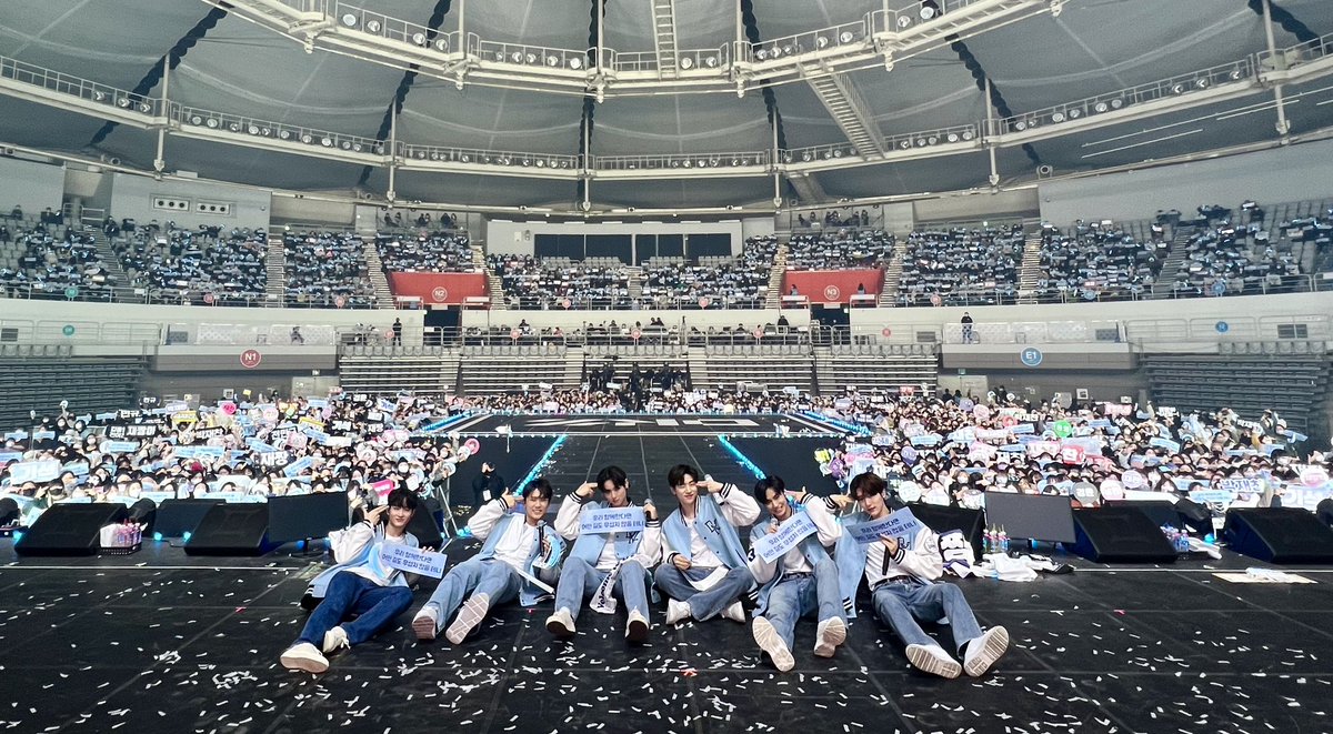 지난 이틀 간의 슬로건 이벤트 동안 참여해주신 아리 분들, 또 같이 3주간 노력해서 대단한 준비물을 만들어주신 슬로건 이벤트팀, 밤낮으로 메일 확인하시느라 고생하신 동요 팬매니저님까지 모두가 함께라서 만들 수 있었던 가장 행복한 시간이었습니다. 함께해주신 아리들 다시 한 번 감사드립니다.