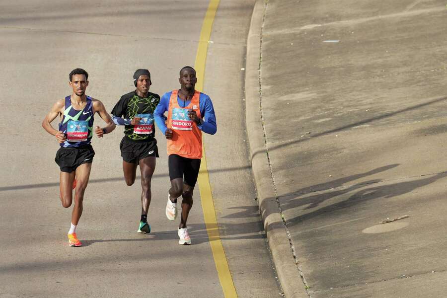 .<a href="/AyanaTsedat/">Tsedat Ayana</a> 🇪🇹 2nd at Houston Marathon. A very close sprint finish with 1 second between 1st &amp; 2nd place. Real racing today and oh so close!  📷 <a href="/jzsnapz/">Johnny Zhang Photography</a> / #AsicsRunning