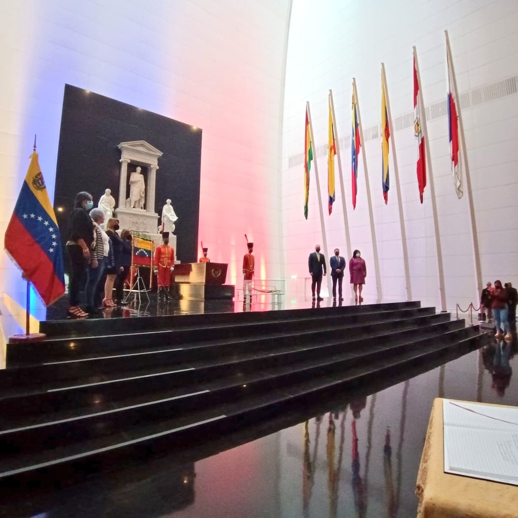 WuikelmanAngelP's tweet photo. Desde el Panteón Nacional, rendimos honores a nuestro padre Libertador en celebración del Día del Maestro y la Maestra con una ofrenda patria. Exaltamos su labor vital para la construcción de la nación que soñamos
#MaestrosDeLaPatria https://t.co/8JfFn5xOEh