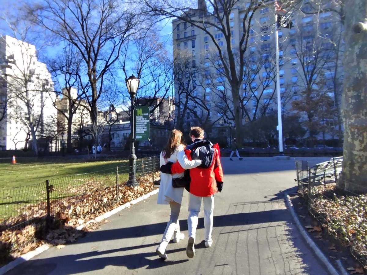 lifedocument's tweet photo. Young love on a Sunday in the park https://t.co/2n1Sl6UYtq