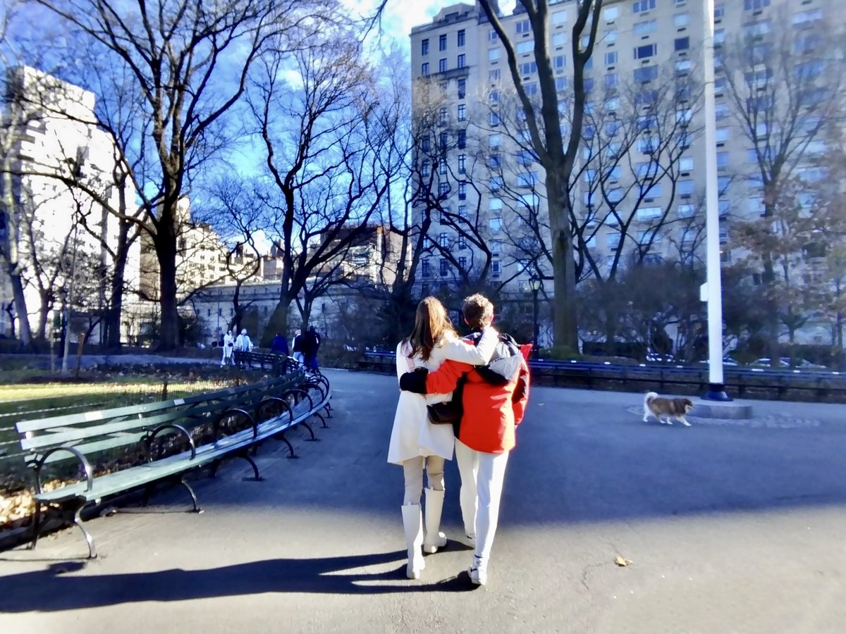lifedocument's tweet photo. Young love on a Sunday in the park https://t.co/2n1Sl6UYtq