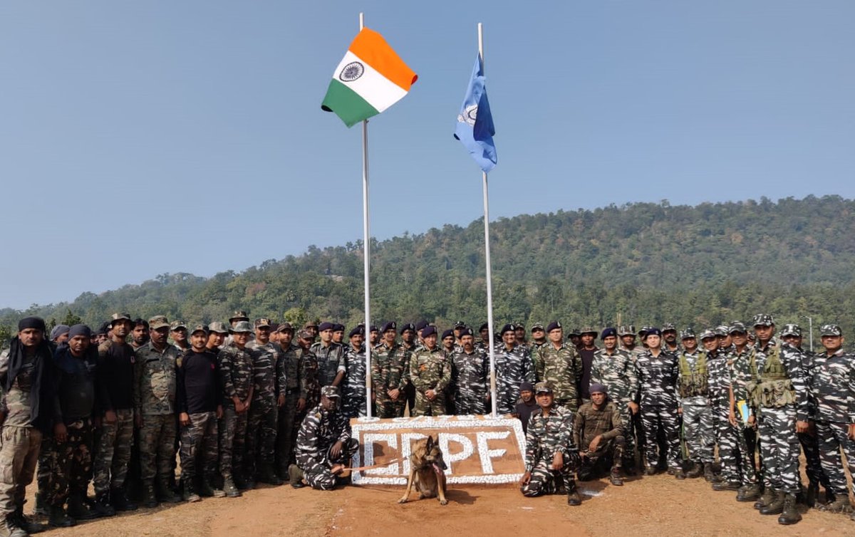CRPF_Jharkhand's tweet photo. Today DG @crpfindia visited #BurhaPahad camp.He briefed Jawans deployed there and appreciated their efforts in ensuring #naxalfree Burha Pahad region.He also interacted with villagers of nearby villages and distributed essential goods.
#CRPF
#NaxalfreeJharkhand
#Service_Loyalty https://t.co/rQGDA8zWHq