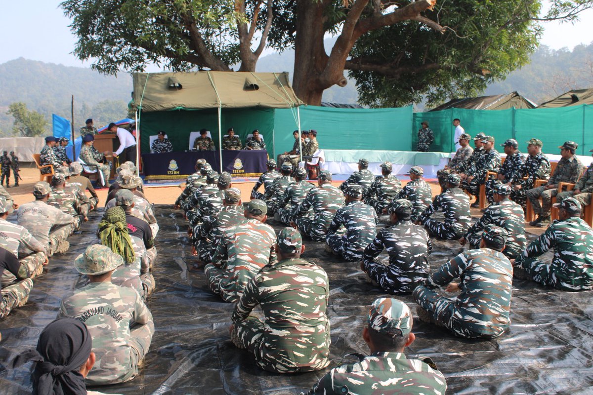 CRPF_Jharkhand's tweet photo. Today DG @crpfindia visited #BurhaPahad camp.He briefed Jawans deployed there and appreciated their efforts in ensuring #naxalfree Burha Pahad region.He also interacted with villagers of nearby villages and distributed essential goods.
#CRPF
#NaxalfreeJharkhand
#Service_Loyalty https://t.co/rQGDA8zWHq