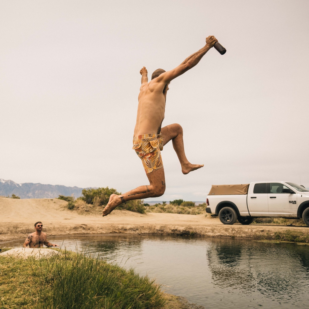 HowlerBros's tweet photo. // C’MON IN // Howler Ambassador Colby Crossland about to hit the reset button in the cold Sierra mountain waters.
HEED THE CALL
#polarplunge
#savethebeer
#sierra
#touchdown
#howlerbros
#heedthecall https://t.co/RK2Xif9HL9