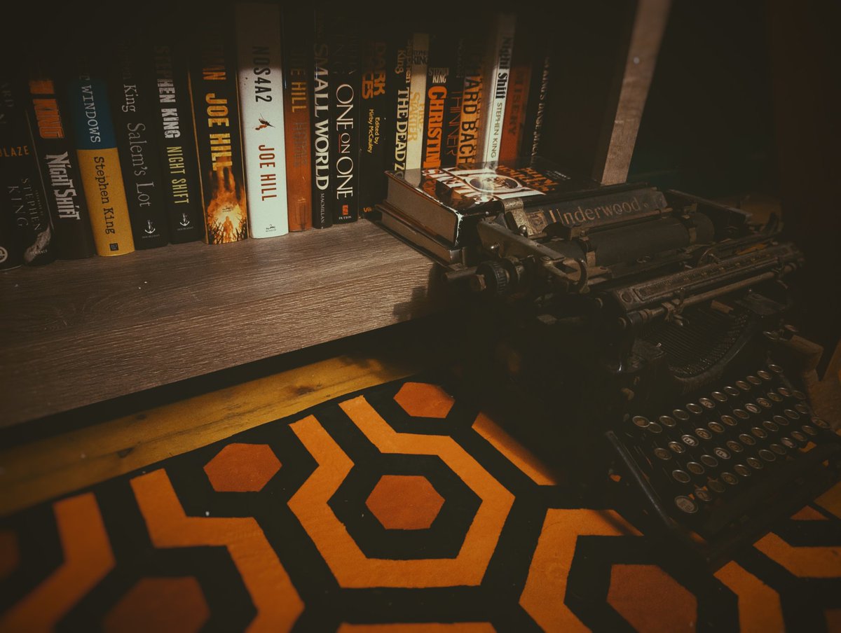 Old typewriter + Rug from THE SHINING+ horror hardbacks = #sundayshelfie