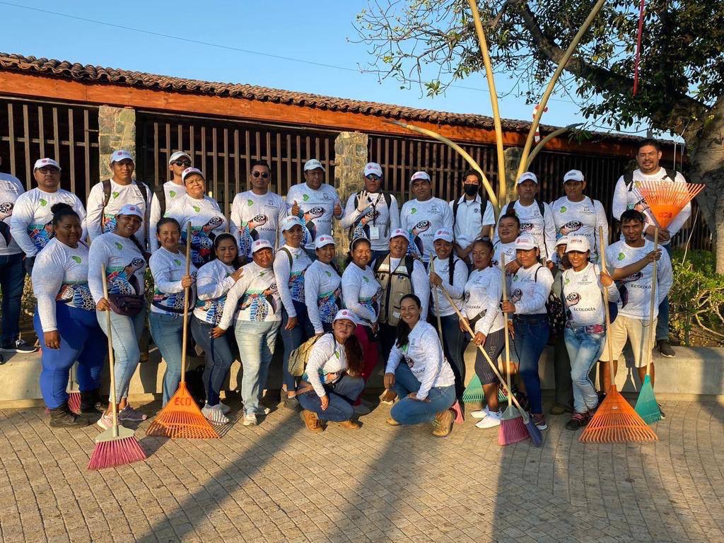 jorgexsa's tweet photo. Porque #TeQuieroZihua seguimos trabajando intensamente en la limpieza de nuestras playas. Mi reconocimiento al equipo de la dirección de Ecología que permanentemente realizan estas acciones.
#PlayaPrincipal https://t.co/e7bO78bhIS