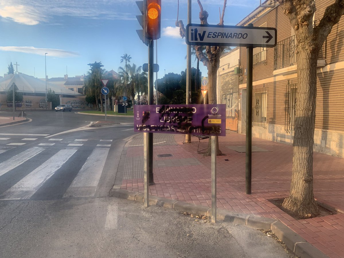 jmorenosoria's tweet photo. Se esconden detrás de un spray, porque no creen en la igualdad y niegan la violencia machista. 
BASTA YA.
@vox_es @PPMurcia 
@PSOE_RM @MurciaPSOE @gpscongreso @PSOE @Llampico https://t.co/iI5u2tPSCs