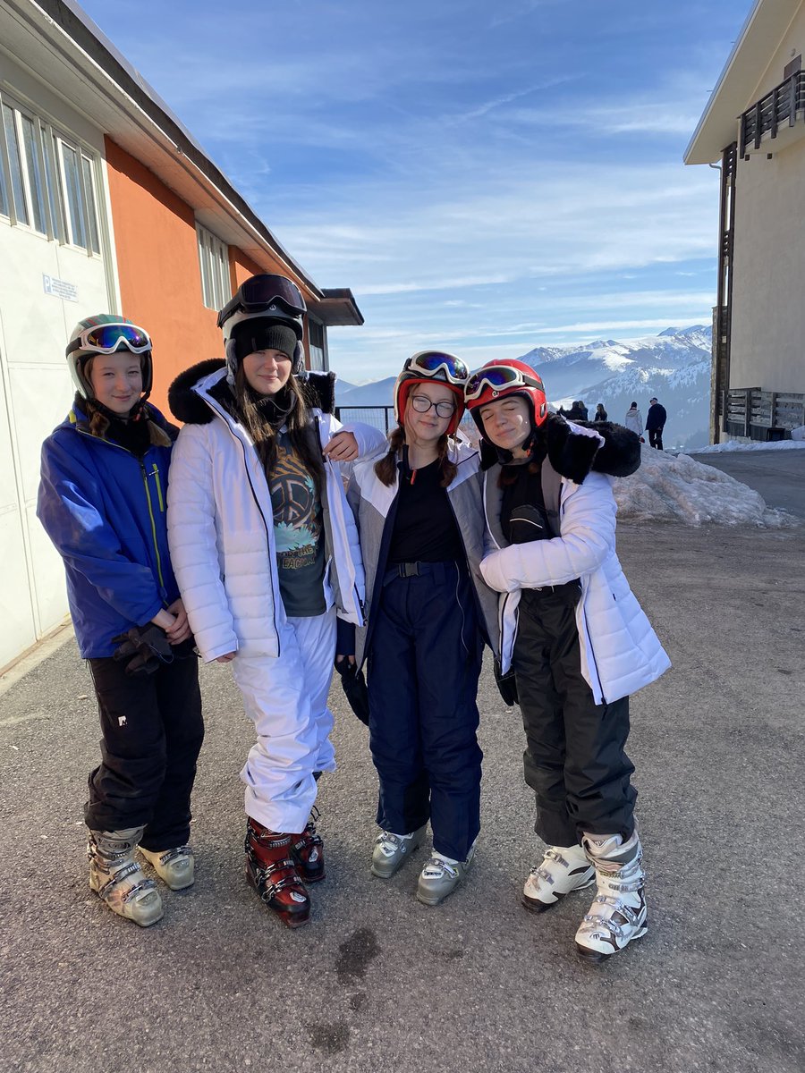 TurnbullMFL's tweet photo. Ready for the slopes 👍🏻@TurnbullHS https://t.co/vQpf06WXjH