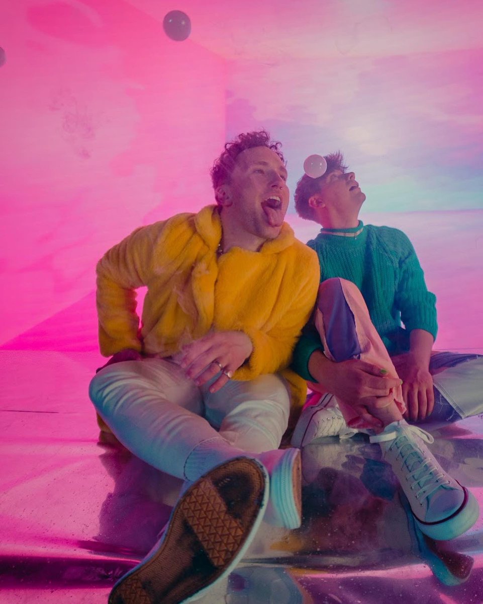 TODAY IS THIS SWEET SUNFLOWER’S BIRTHDAY 💛🎂🌻 everyone go tell @davidtotp how radiant he is !!