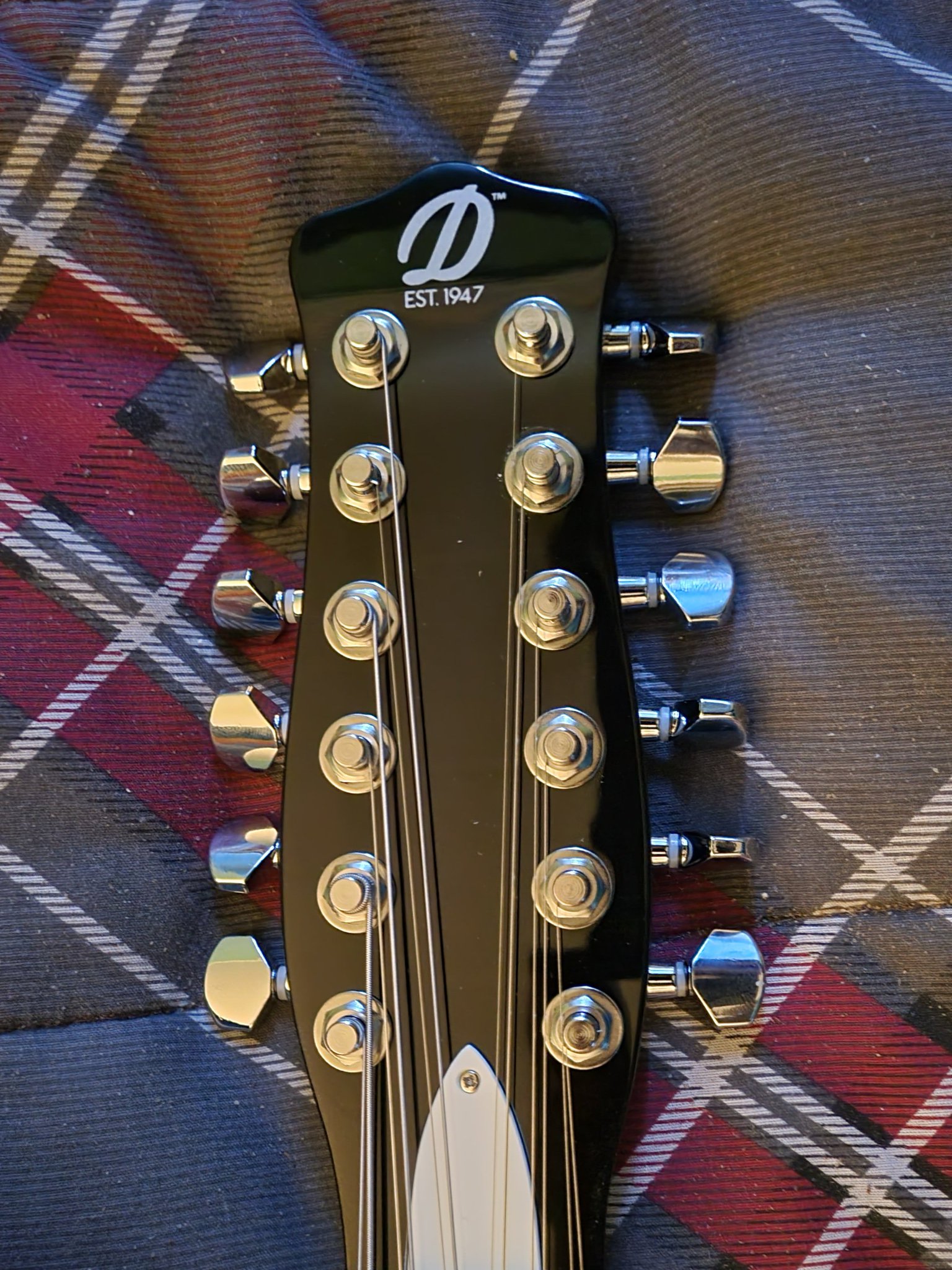 1 pic. My new @DanelectroUSA 59x12 12-string electric guitar from @altomusic! #danelectro #59x12 #danelectro59x12 #12stringguitar #altomusic https://t.co/w81iqEWoRd