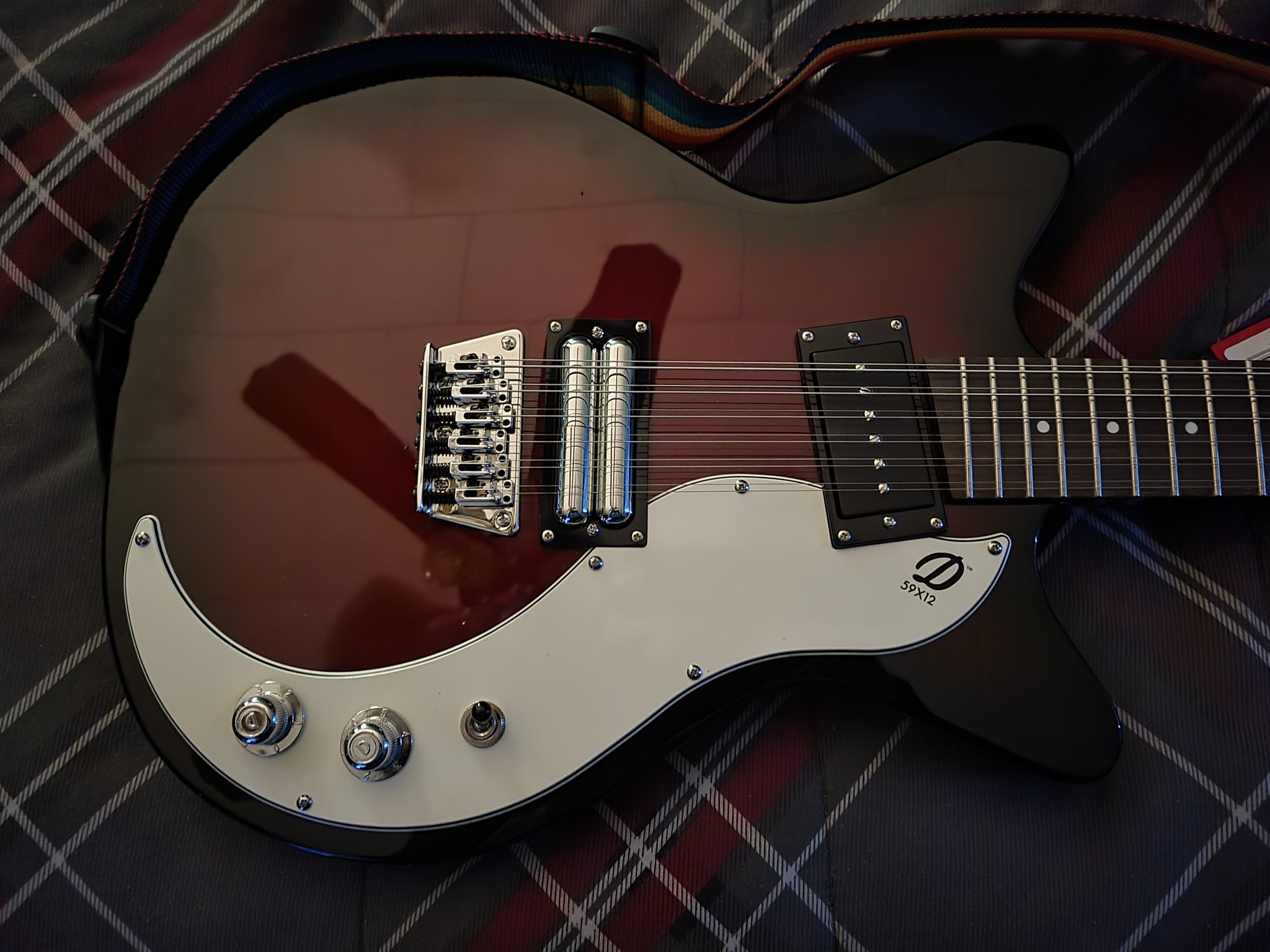 2 pic. My new @DanelectroUSA 59x12 12-string electric guitar from @altomusic! #danelectro #59x12 #danelectro59x12 #12stringguitar #altomusic https://t.co/w81iqEWoRd