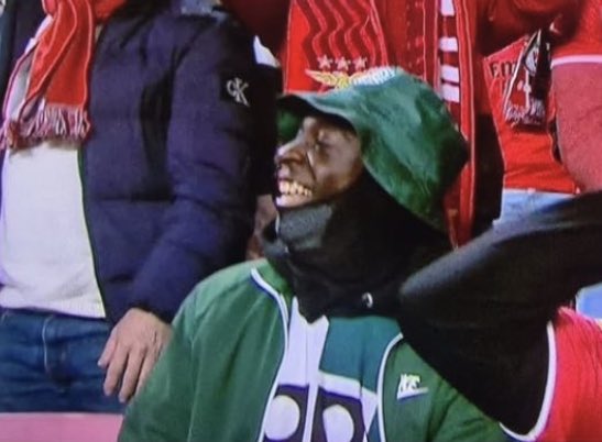 Este rei tem de estar no estádio hoje. Da última vez foi o nosso amuleto