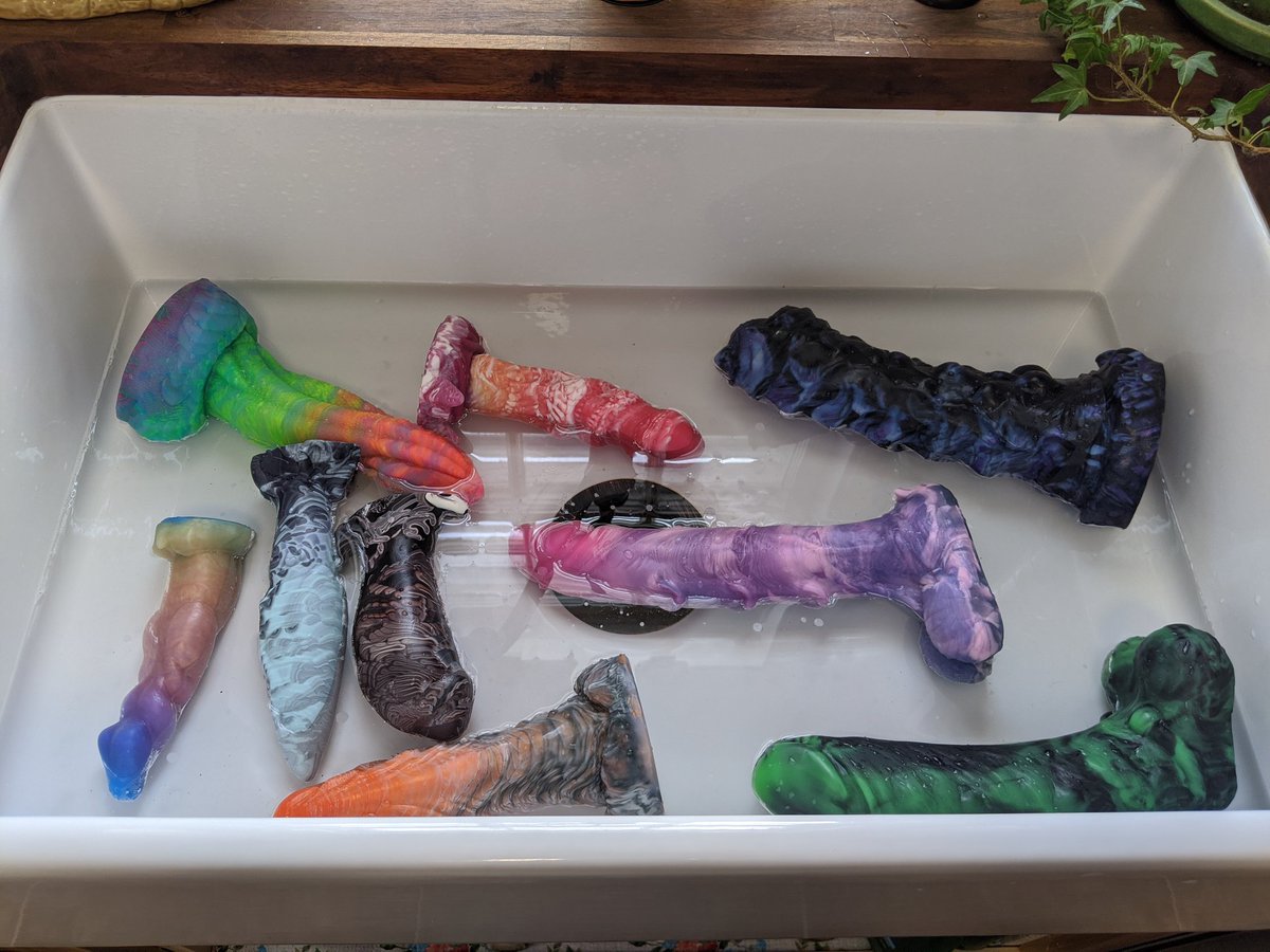 Let's take a moment to appreciate farm house sinks 😗 I just installed it an it's my first dick bath in it 🥰