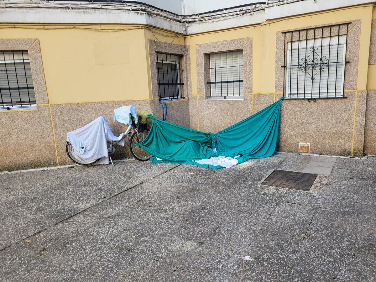 mirysvq's tweet photo. Segundo día de acampada libre frente al Hospital Macarena, ole es funcionamiento de la policia y del ayuntamiento, q eficaciaaaa @Ayto_Sevilla @policia @LipasamSevilla. Señores esto da vergüenza. https://t.co/YeTvyME2bY