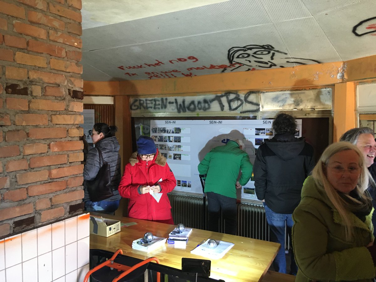Het seinhuis in de spoorkuil kwam vandaag tot leven! Zo'n 600 bezoekers kwamen kijken, met veel enthousiasme voor het gebouw en de plek. Op de foto de bovenkamer met wand voor reacties - volg hoe het verder gaat op nijmegen.mijnwijkplan.nl/bottendaal/pro…
