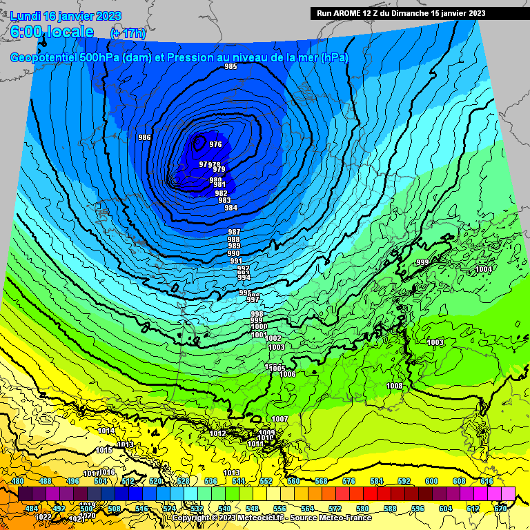 GJauseau's tweet image. Creusement rapide durant l'occlusion de la dépression #Gerard (perte de 15 hPa en 8h).⚠️Renforcement du jet en basse couche contribuant à la formation⛈️ d'averses #orageuses susceptibles d'engendrer des rafales convectives atteignant très localement 110-120km/h dans les terres.