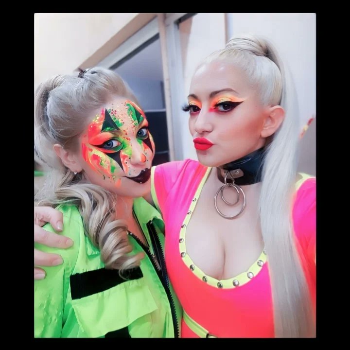 Lola_Stagnaro's tweet photo. Selfies del viernes x la noche, look, makeup, amigos y más!🎶🎤💜💅
Makeup: @sabriluraschimakeup
@davidlaurentti
@evelynearte222
#crazyvioleta #fiesta #camarines
@zebramegusta
#singer #actrees #performer #performance #zebra #temporada2023 #instangood #Lolastagnaro https://t.co/H1EDOdVXCK