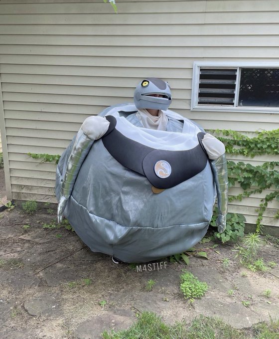 home alone with no internet for 5 days :(  i'm gonna do another "twitter picks my cosplay" speedrun to