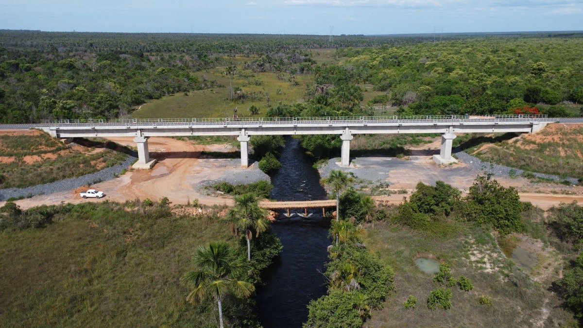 mateusszw's tweet photo. Imagens da Ferrovia de Integração Oeste-Leste (FIOL), em São Desidério/BA. A construção da via férrea proporcionará um importe corredor logístico para o oeste baiano, além de levar desenvolvimento, emprego e renda para a região. https://t.co/Qld8WW55xG