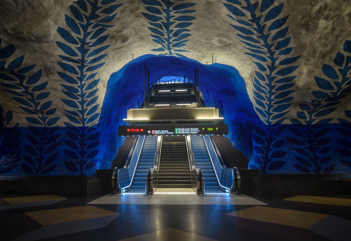 🇪🇸 Pasear por las estaciones de metro de Estocolmo y poder disfrutar de verdaderas obras de arte , algunas con un simple color ,otras con diversos murales y composiciones.
#visitaestocolmo #estocolmo #travelphotography #travel #undergroundstation #subwaystation  #visitsweden