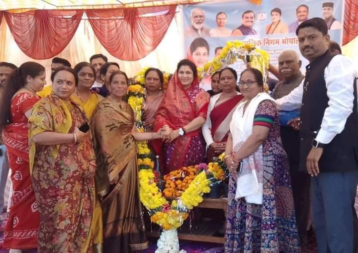 Rajendrabpl's tweet photo. गोविंदपुरा विधानसभा क्षेत्र के वार्ड क्र.68 में अयोध्या नगर हाउसिंग बोर्ड कॉलोनी में लगभग 3करोड़15 लाख की लागत से जलप्रदाय,सीवेज बिछाई जाने वाली पाइप लाइन के भूमिपूजन कार्यक्रम में विधायक दीदी श्रीमती @KrishnaGaurBJP जी नगर निगम की महापौर आदरणीय दीदी @MALTIRAIBJP जी उपस्थित रहे | https://t.co/ffuV3E1IOs
