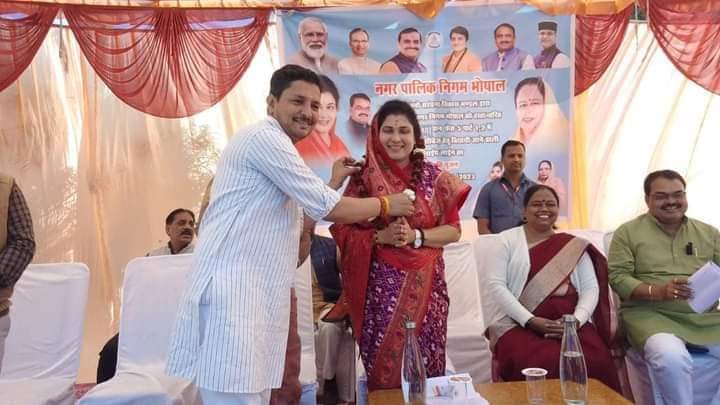 Rajendrabpl's tweet photo. गोविंदपुरा विधानसभा क्षेत्र के वार्ड क्र.68 में अयोध्या नगर हाउसिंग बोर्ड कॉलोनी में लगभग 3करोड़15 लाख की लागत से जलप्रदाय,सीवेज बिछाई जाने वाली पाइप लाइन के भूमिपूजन कार्यक्रम में विधायक दीदी श्रीमती @KrishnaGaurBJP जी नगर निगम की महापौर आदरणीय दीदी @MALTIRAIBJP जी उपस्थित रहे | https://t.co/ffuV3E1IOs