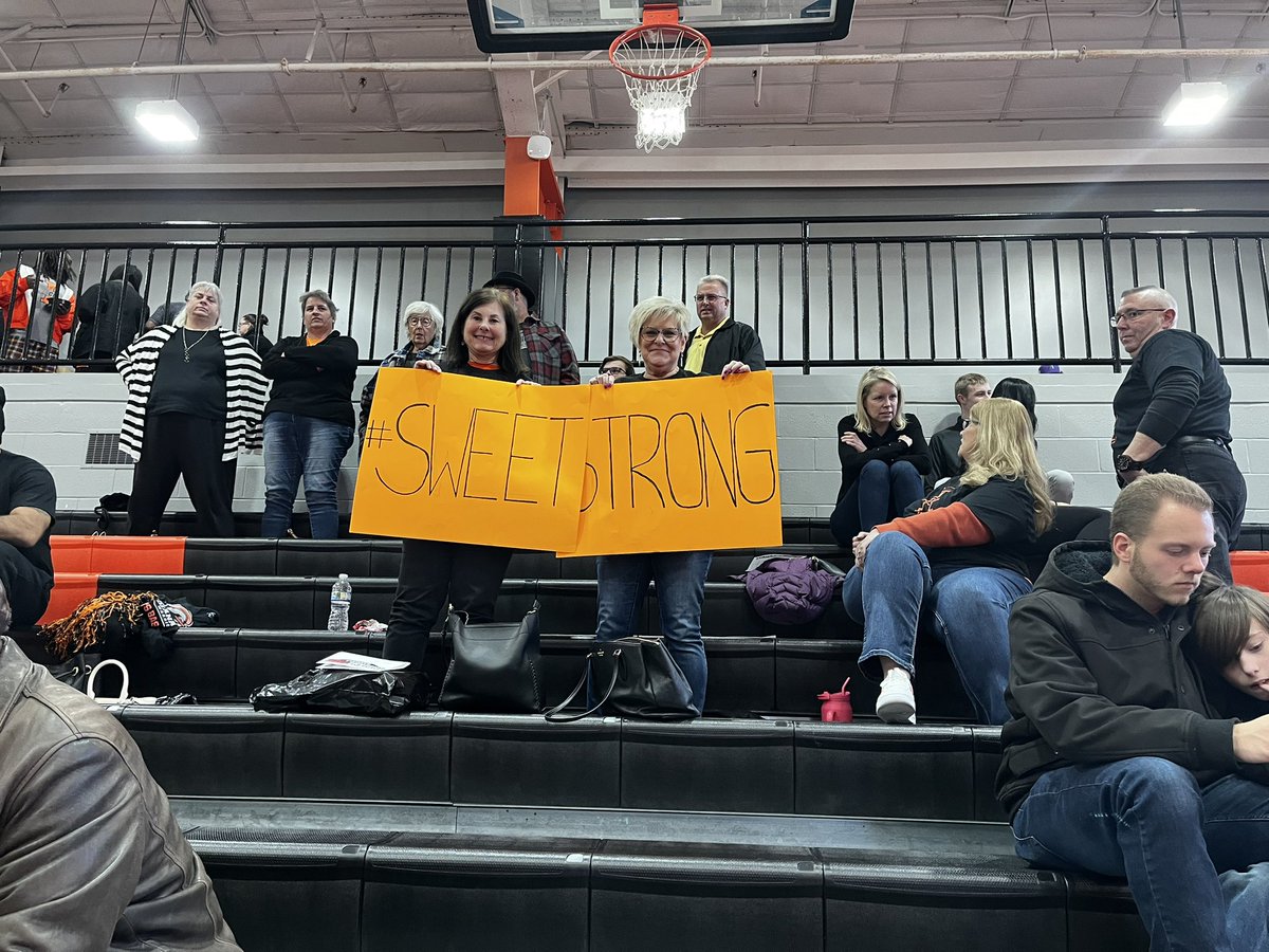Nicholle0724's tweet photo. Yesterday, everyone came together to show their love &amp; support for Toby Sweet &amp; family!Both of IT’s bball teams dedicated their games to help fundraise for Toby’s fight! Special thanks to @FirmBeliever137 who spent endless amount of hours planning &amp; creating apparel. #SweetStrong https://t.co/WfayKzOBhe