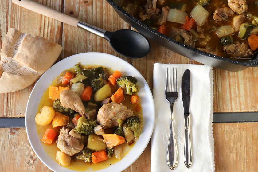 KitchenClub's tweet photo. Cocina de temporada: Estofado de pollo con hortalizas de invierno.

La receta | https://t.co/3ZMleLoKVc https://t.co/jn8xAaB9x2