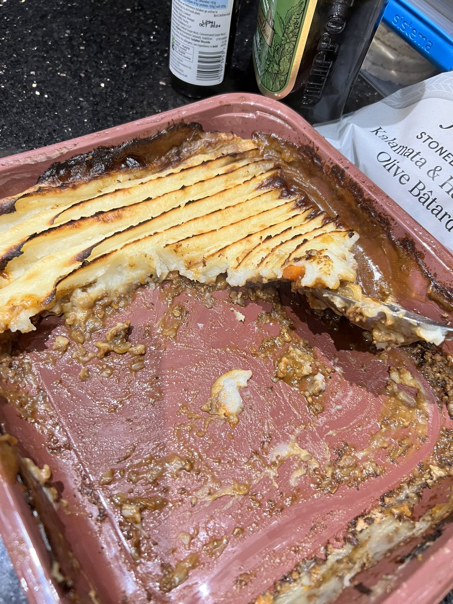 GLeelee88's tweet photo. @Tesco not buying this ever again! Absolute rip off where’s the mince? It’s basically just mash!!! I mean seriously! https://t.co/wd86cuTGW9
