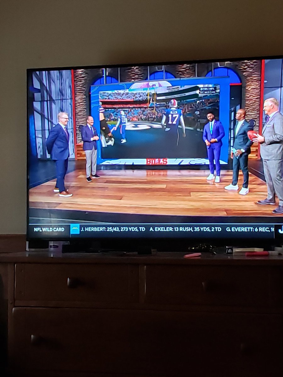 mark_theOZ's tweet photo. @CBSSports @nateburleson why go to the effort to wear a nice suit and ruin it with sneakers? #wrongshoes https://t.co/Kgep429jgr