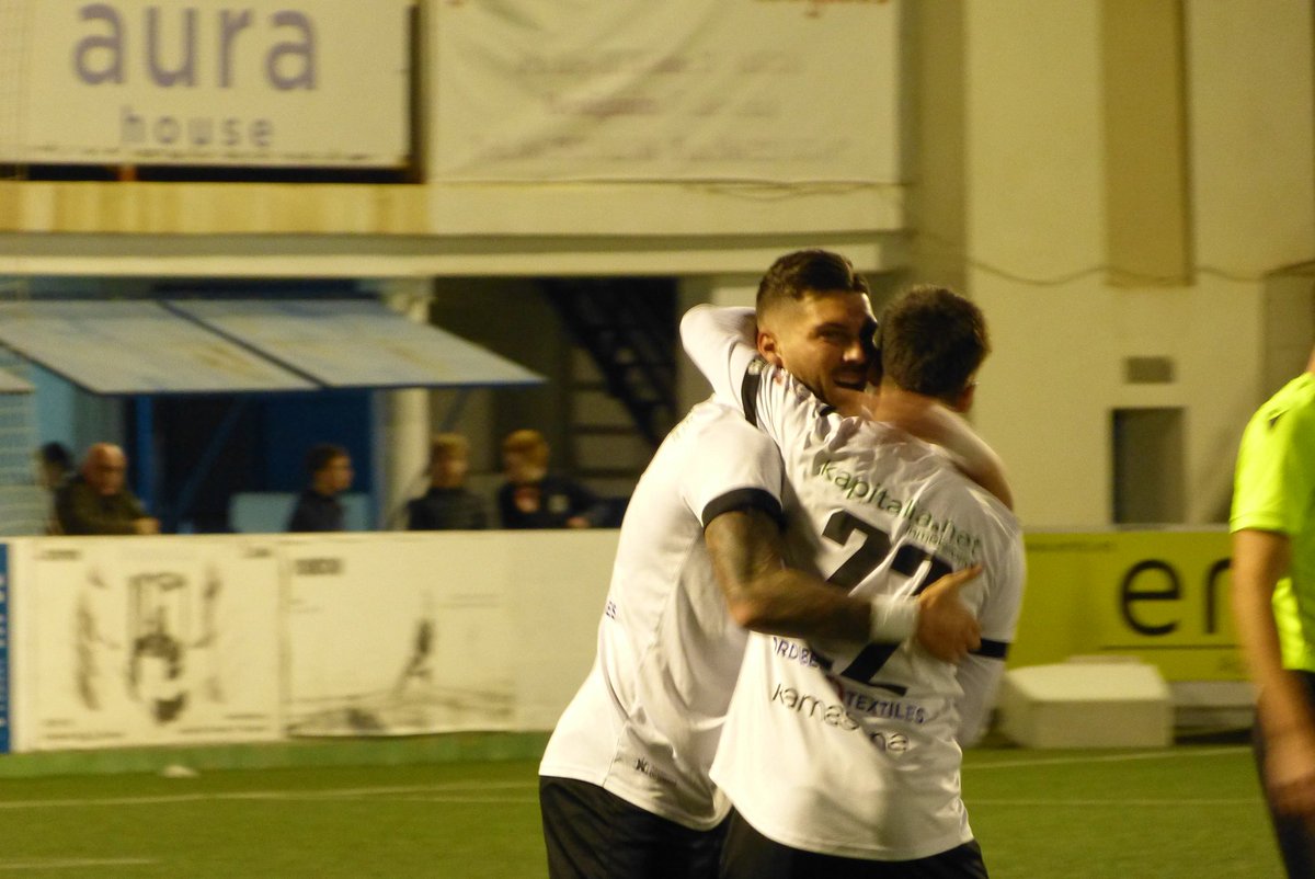 ontinyent1931cf's tweet photo. 📝 Gooooooooool gol gol de @Coboass! Inicia ell la jugada, centrada de @pacosaezferre i el gegant davanter es fa gegant en l'àrea menuda per rematar de cap!
⚽ @ontinyent1931cf 1 - @siabeniganim 0
⌚ 74'
🏆 #ÀPuntPreferentG3 | #Jornada18
📍 Estadi Municipal El Clariano https://t.co/6ju5sTKitA
