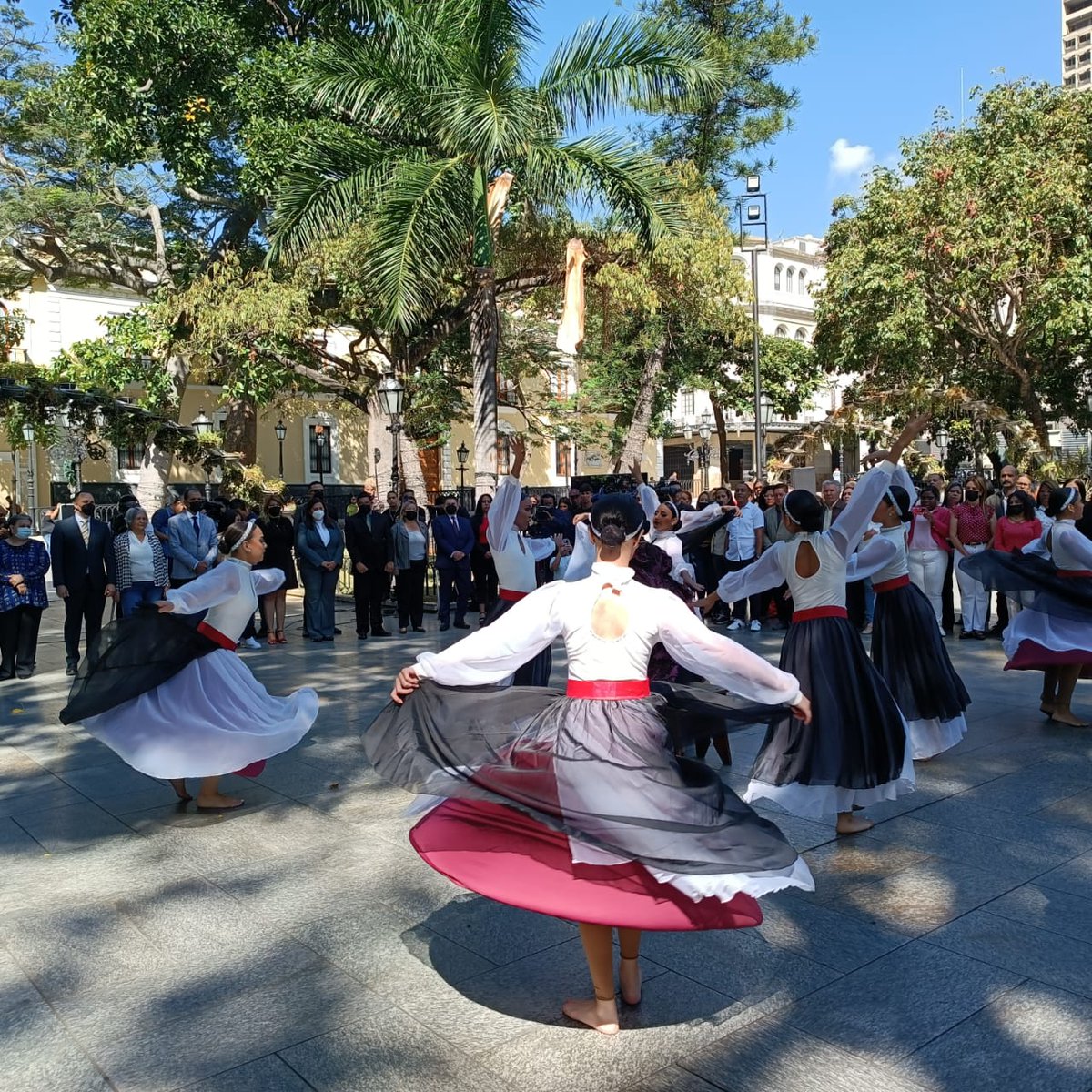 WuikelmanAngelP's tweet photo. Nos fuimos a la Plaza Bolívar para continuar con los actos homenaje a nuestros maestros y maestras en su día ¡Todo mi reconocimiento a su hermosa labor!
#MaestrosDeLaPatria https://t.co/b6Qg0YBOEr