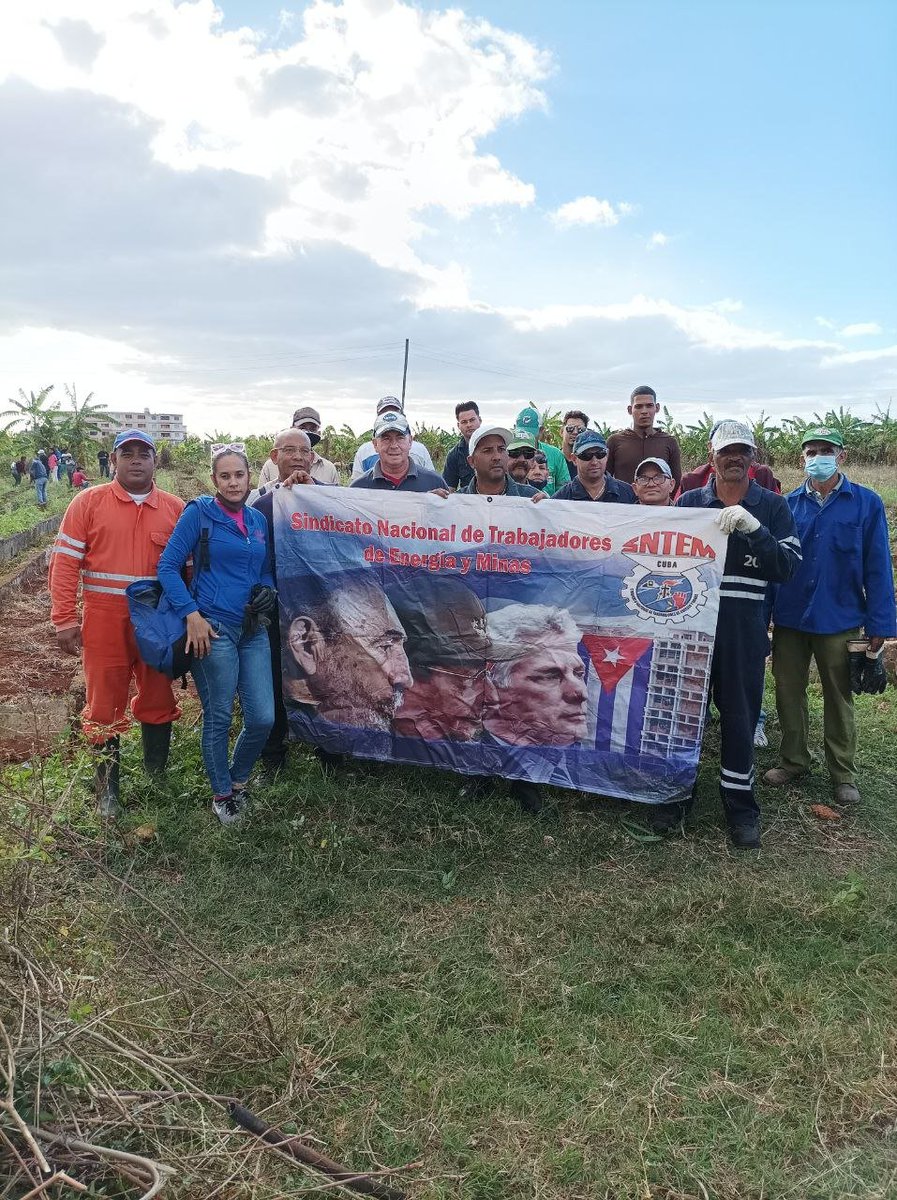 #PetrolerosPorCuba Representando al SNTEM,participan en trabajo voluntario en saludo al Aniversario del natalicio de José Martí y la creación de la CTC #EpepCentro #JuntarYVencer #CardenasEnVictoria