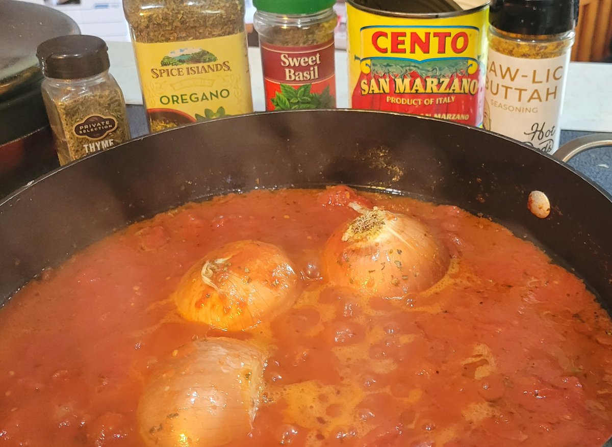 Kelian_NE's tweet photo. Whatchu doin today? Homemade spaghetti sauce and meatballs happening. And rub meat chili in t crackpot. #kitchentherapy #nephewsgetleftovers #cantmakeitsmall #goodsmells #hotrodscreole #gawlicbuttah https://t.co/misRpWEGOu
