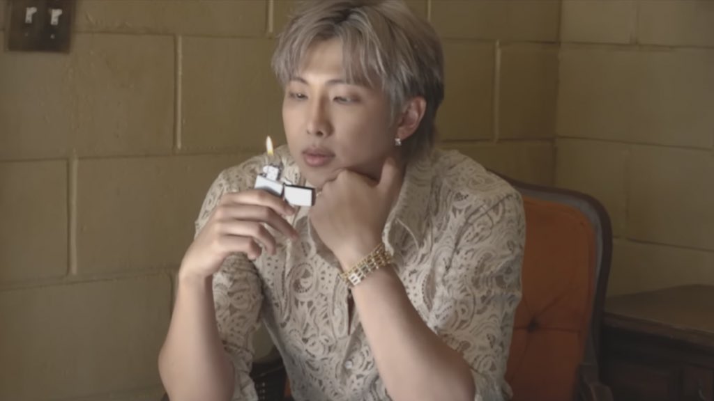 EB0YRM's tweet photo. never getting over this namjoon https://t.co/itO1x2b1Pr
