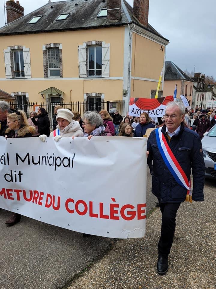LudovicMassard's tweet photo. Une fois encore vos élus du @RNational_off de l’#Yonne @DanielGrenon89 et @PascalBlaise89 étaient mobilisés hier avec les habitants de #Bléneau contre la fermeture du collège ! L’égalité territoriale est un droit. En #France, il n’y a pas de citoyen de seconde zone ! 👊#RN89 https://t.co/qV3sv2EqY5