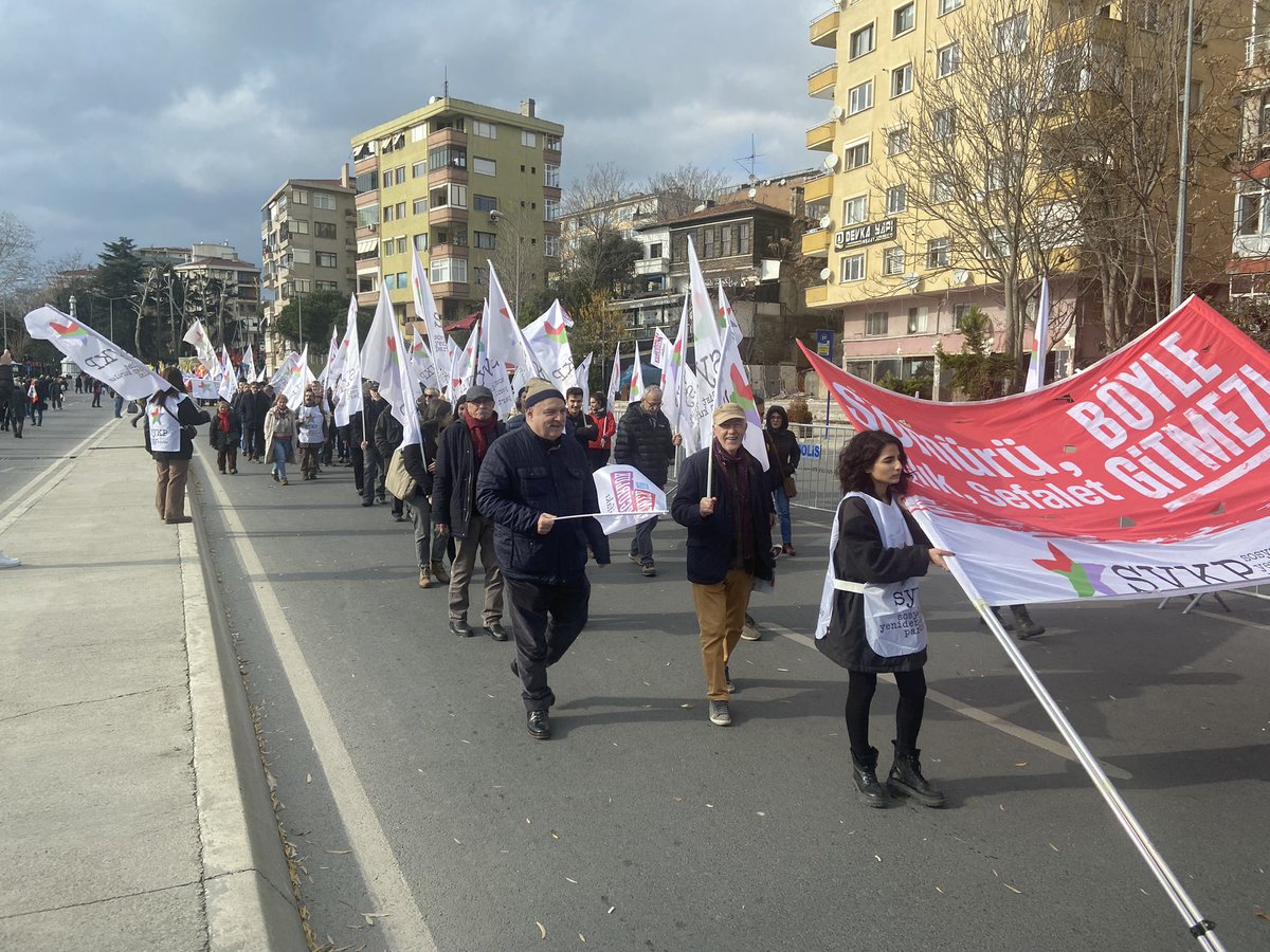 SYKPgenelmerkez's tweet photo. Emek ve Özgürlük İttifakı'nın Kartal'da düzenlediği mitinge Eş Genel Başkanımız @cananyuce_ , MYK Üyelerimiz ve İstanbul İl Örgütümüzle birlikte katıldık.

Bu kirli düzeni halkların, emekçilerin, ezilenlerin birlikteliğiyle değiştireceğiz! Biz kazanacağız! https://t.co/yn4HIsGgif