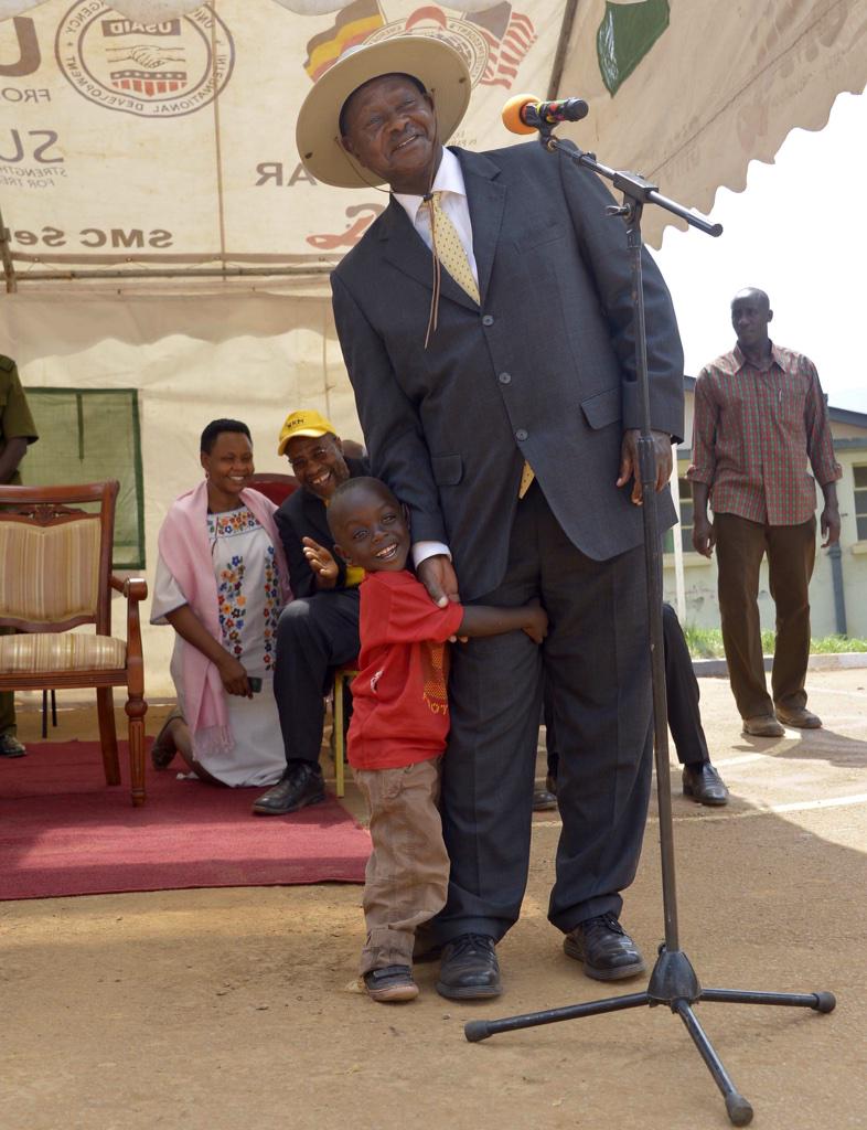 Ankunda_Barbie's tweet photo. 3yr old Akanyijuka made his way thru a crowd in Kabale to @KagutaMuseveni hugged his leg &amp; asked "Ogu ni Museveni"(Is this Museveni)

President Museveni chuckling heartily replied "ego ninye"(Yes i'm the one)

A beautiful reflection of "Let the children come to me..."Mathew 19:14 https://t.co/XCENHgPwql